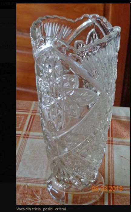 Vaza din sticla , posibil cristal