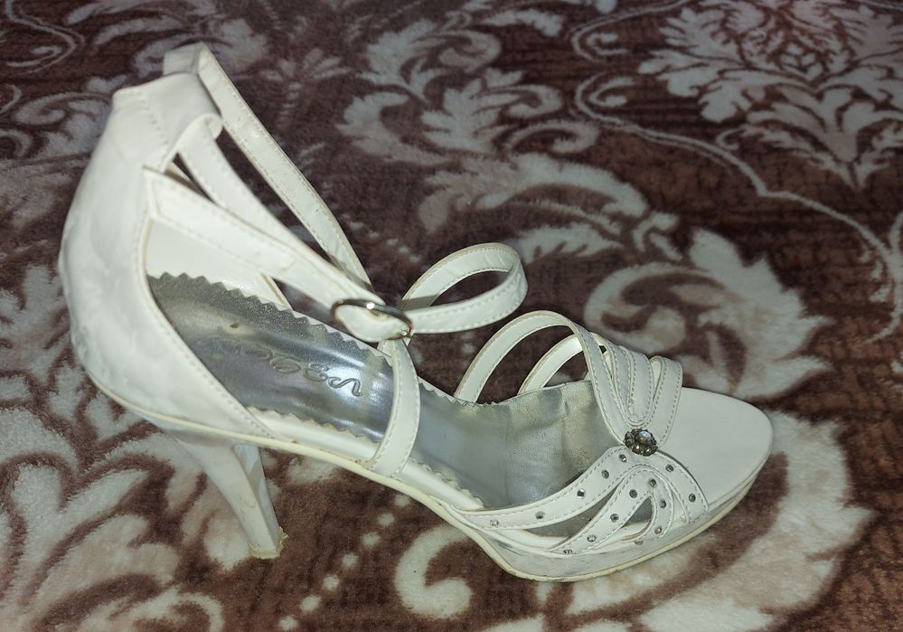 Дамски сандали на ток