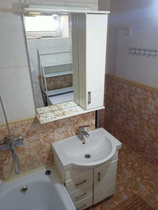 Зеркало с тумбой и раковиной