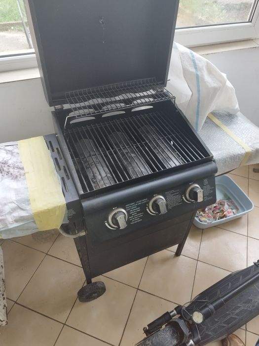 Gratar american cu trei arzătoare și un foc separat