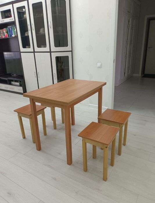 Стол со стульями