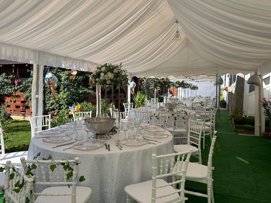 Cort, mese, scaune,vitrine, dozator de bere si aranjamente florale