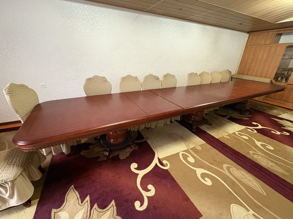 Стол с 21 стульчиками