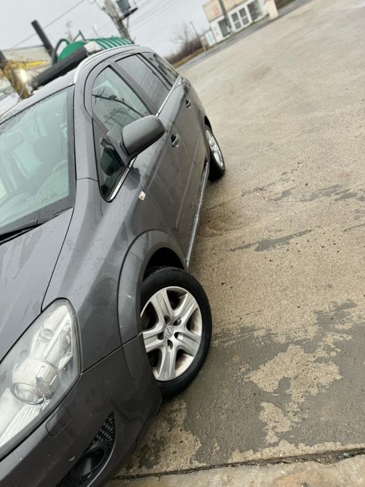 Vând Opel zafira anu 2012