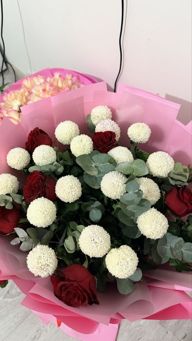 Шикарный букет с красными розами