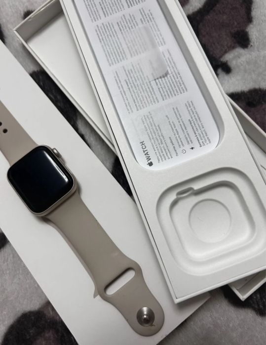 Apple Watch SE, 40MM, Starlight Aluminum Case