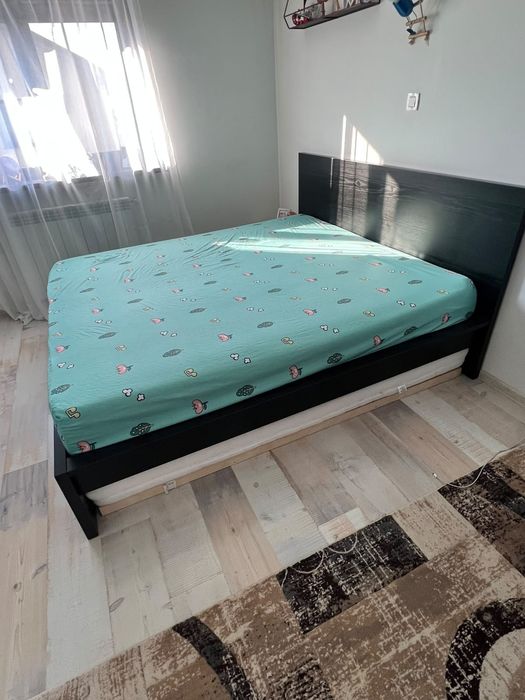 Vând Pat king Size 1.80m  latime pe 2 m lungime Stare foarte bună - Urgent