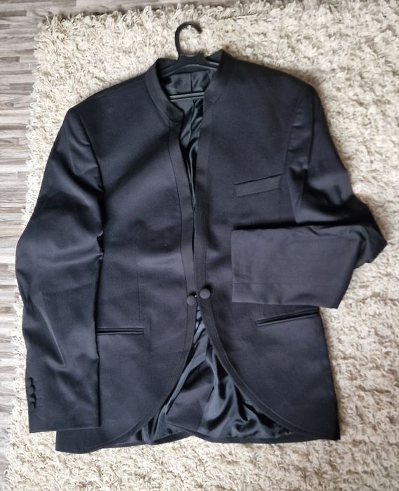 Абитуриентски костюм