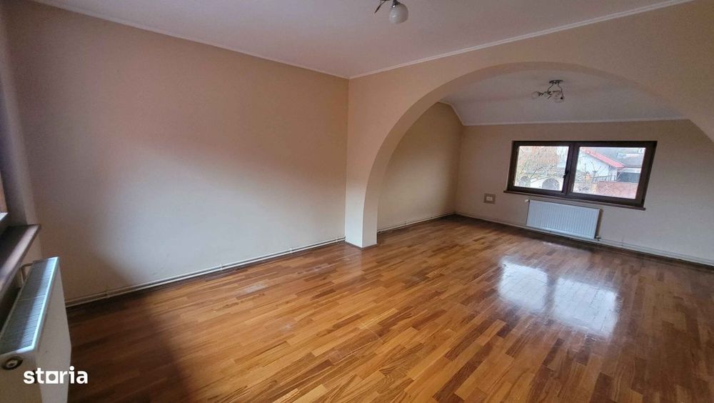 Imobil cu 3case:C1-3 nivele;C2-2nivele;C4-1 nivel;C3;C5;Piscina;Foisor