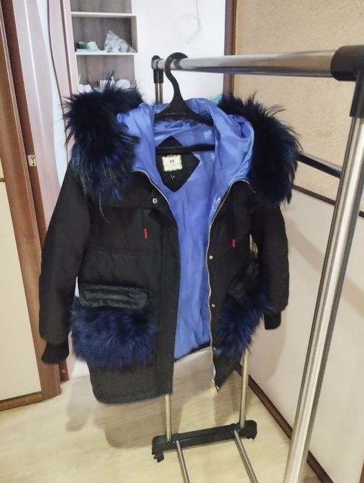 Продается зимняя куртка с натуральным мехом.