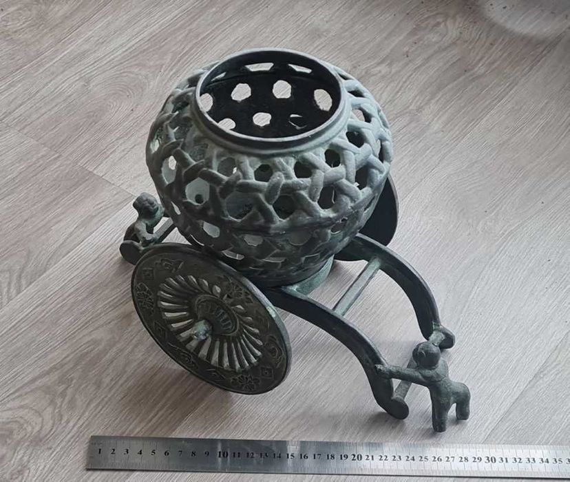 Антична декоративна ваза-колесница