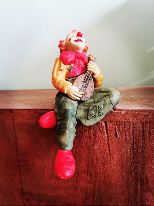 Антикварен винтидж клуон палячо шут музикант седнал с китара фигура