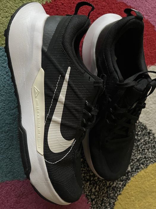 Vând pantofi sport Nike noi