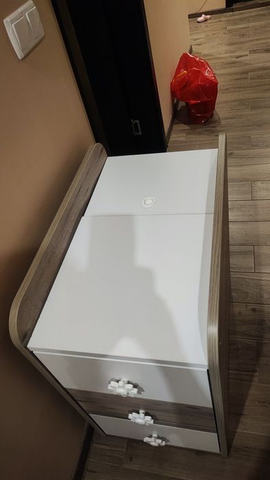 Бебешко обзавеждане за стая 3 в 1 + скрин от същата серия