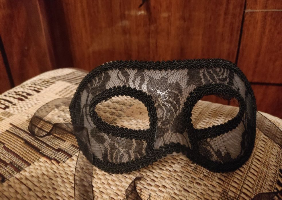 Элегантная карнавальная маска для женщин