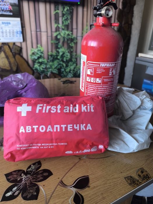Продавам пожарогасител и аптечка за кола