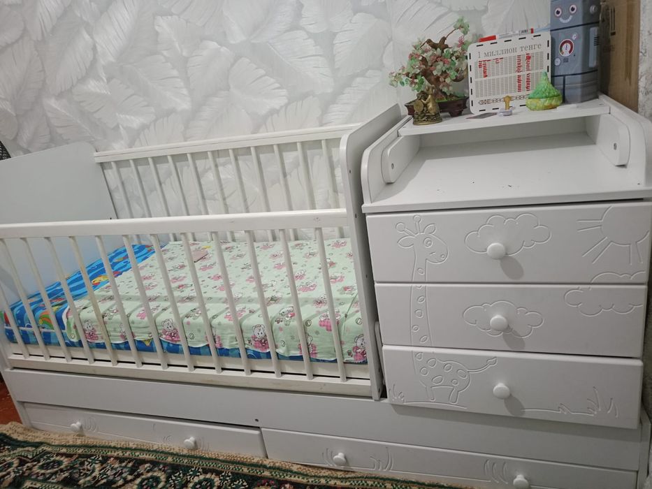 Кровать детская с комодом