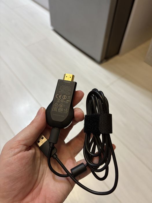 Устройство для трансляции контента на телевизор Google Chromecast