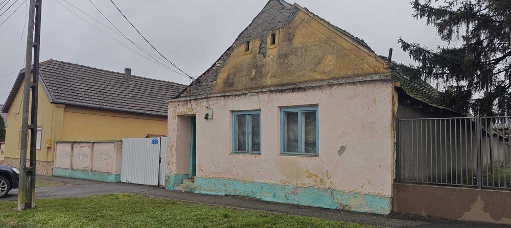 Teren intravilan cu casă de vânzare - Comuna Giarmata (Central)