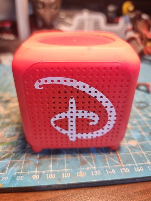 Червената колонка Disney за части