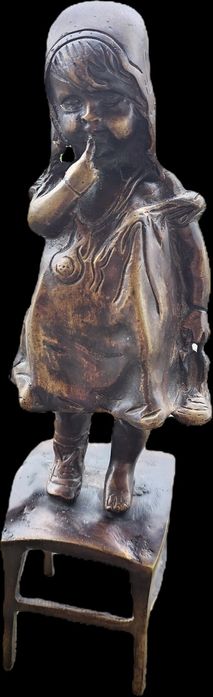 Антикварна бронзова фигура „Момиче на стол“ – 29 см, Belle Époque