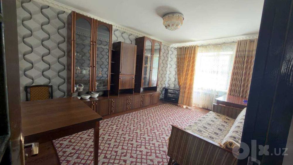Срочно продается  Без посредников  5-комнатная квартира в Ангрене, 5/4