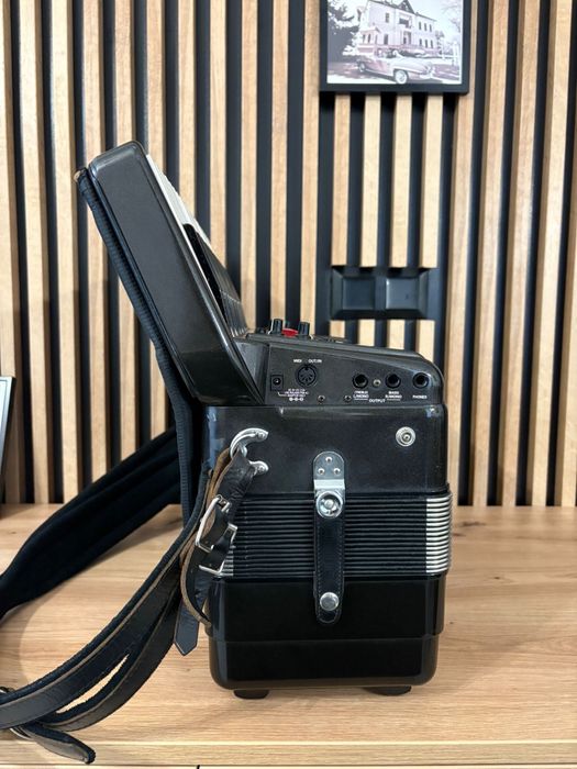 Roland FR3S cu 120 de basi