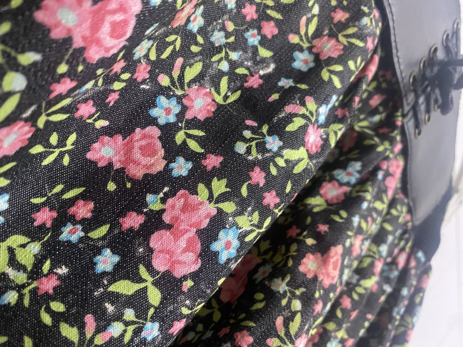 Fustă florală neagră, cu talie elastică și detaliu tip corset centura