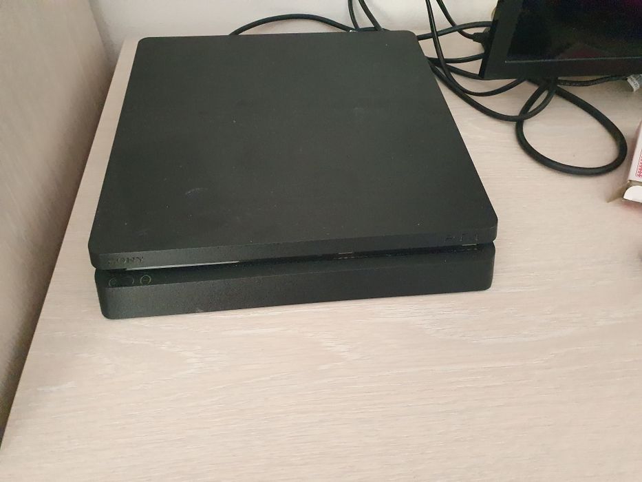 PS 4 cu 2 controale și 7 jocuri