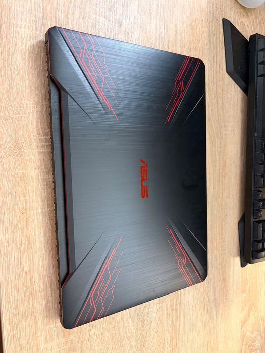 Laptop Asus FX504. Windows 11 PRO, i7-8750H, GTX 1050