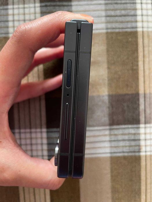 Продавам Samsung Galaxy Z Flip 7 256 GB използван 2 месеца