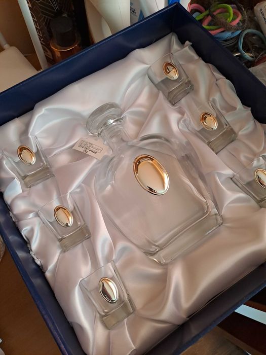 Сет бутилка и 6 чаши за алкохол със сребро