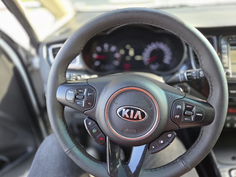 Продавам семейния  автомобил KIA CARENS  7 места