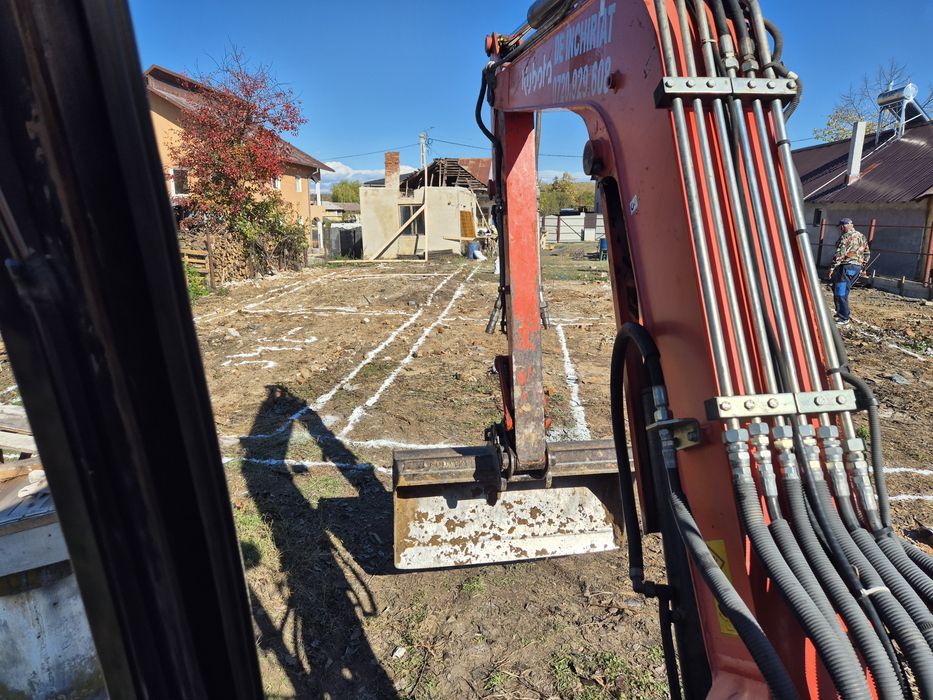 Exexut lucrări cu miniexcavator de 4 tone Aducem agregate la comanda