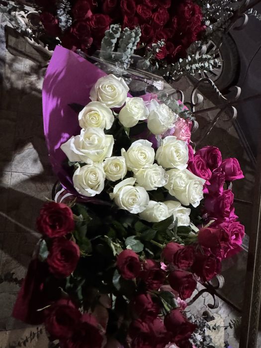 Розы букет белые красные