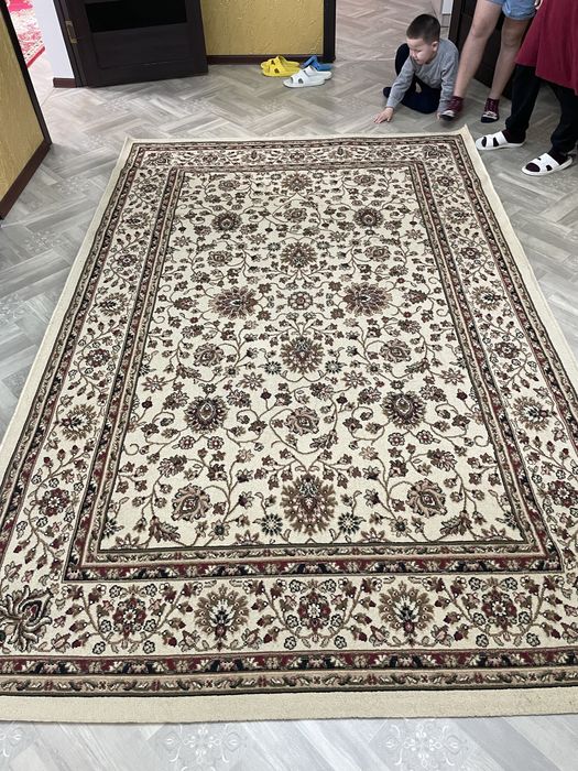 Кілем сатылады.