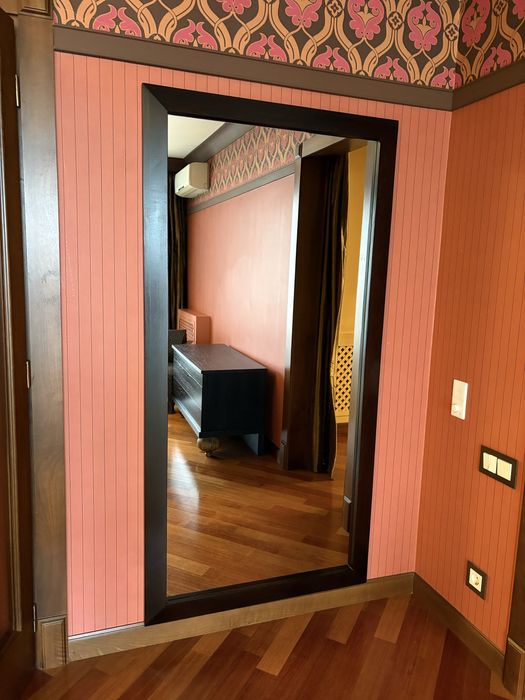 Зеркало в раме из орехового дерева