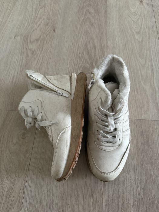 Белая женская обувь