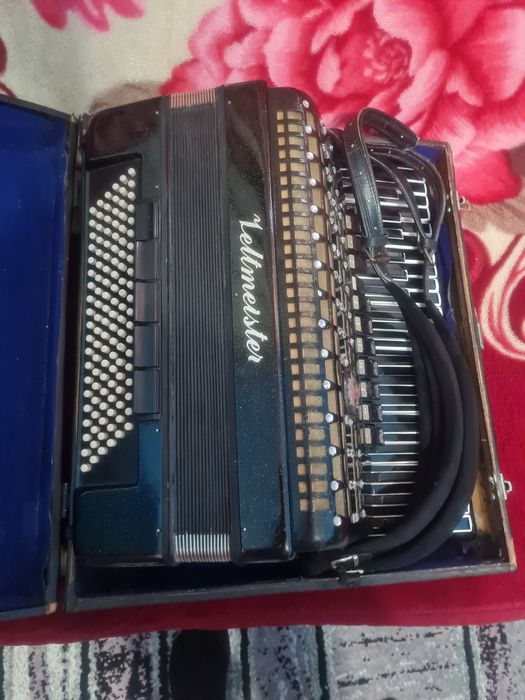 Vând acordeon Weltmaister