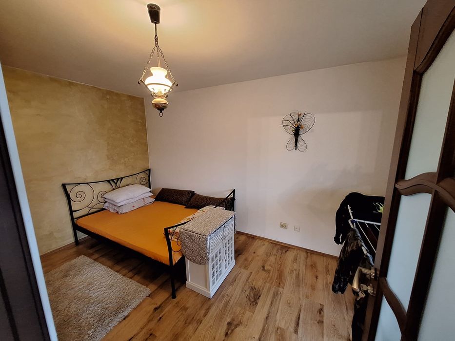 Persoana fizică inchiriez apartament 3 camere .