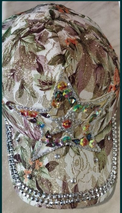 Дамска шапка с красиви орнаменти!
