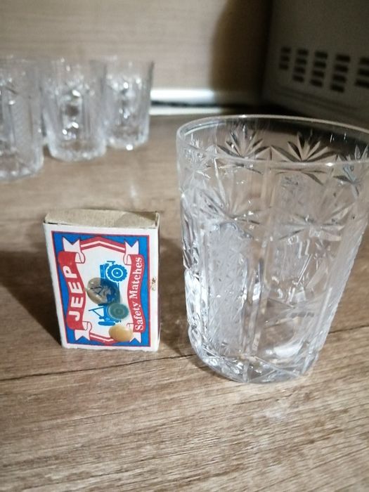 Хрустальные вазы и стаканы