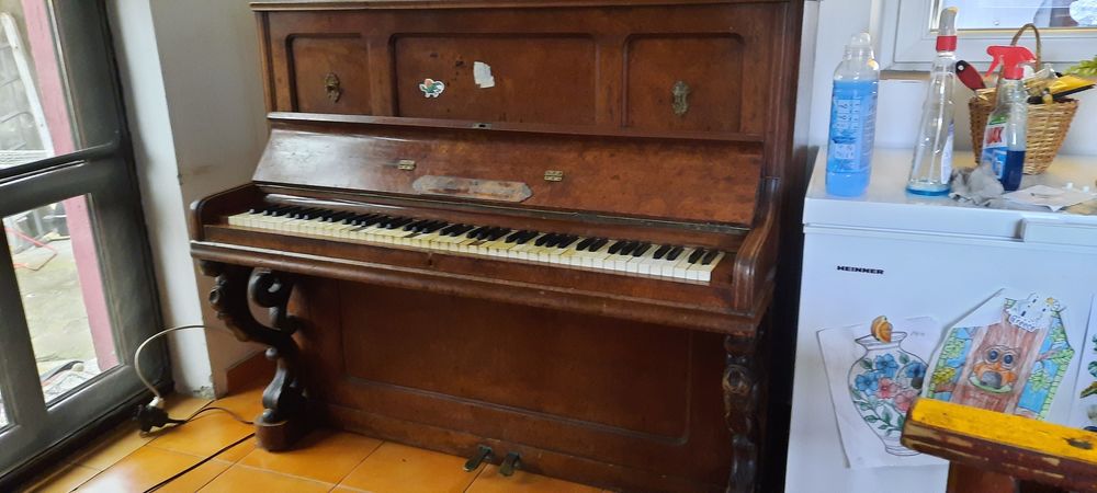 Pianina veche masiva