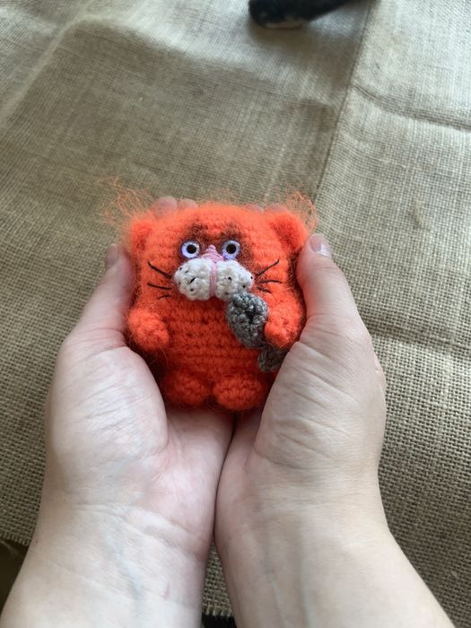 Котик из мохера ручной работы