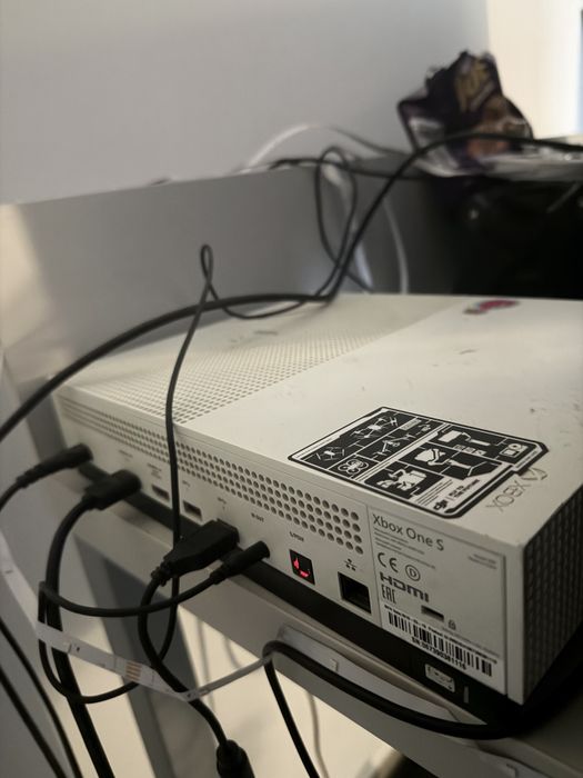 Xbox One S + Controller 1TB