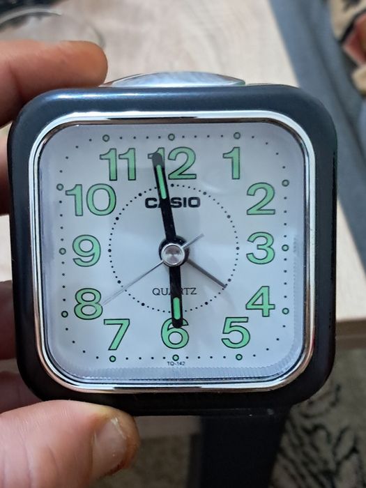 Оригинален будилник CASIO - Кварцов, с неонови цифри и осветление