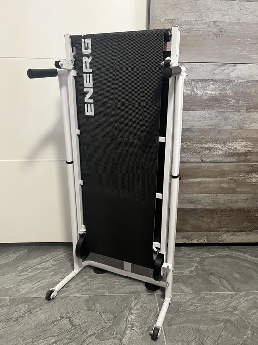 Aceasta este o bandă de mers mecanică Energy Fit Start 100, concepută pentru uz casnic.