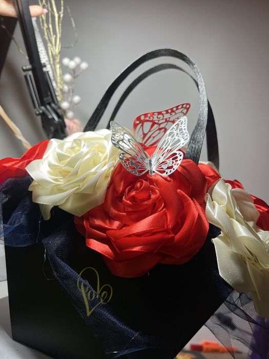 Buchete /aranjamente florale: trandafiri satin