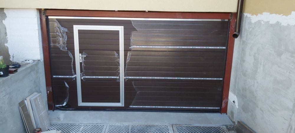 Usa de garaj izolata sectionala - deschidere pe tavan + optionale