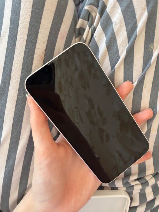 Продам iPhone 13